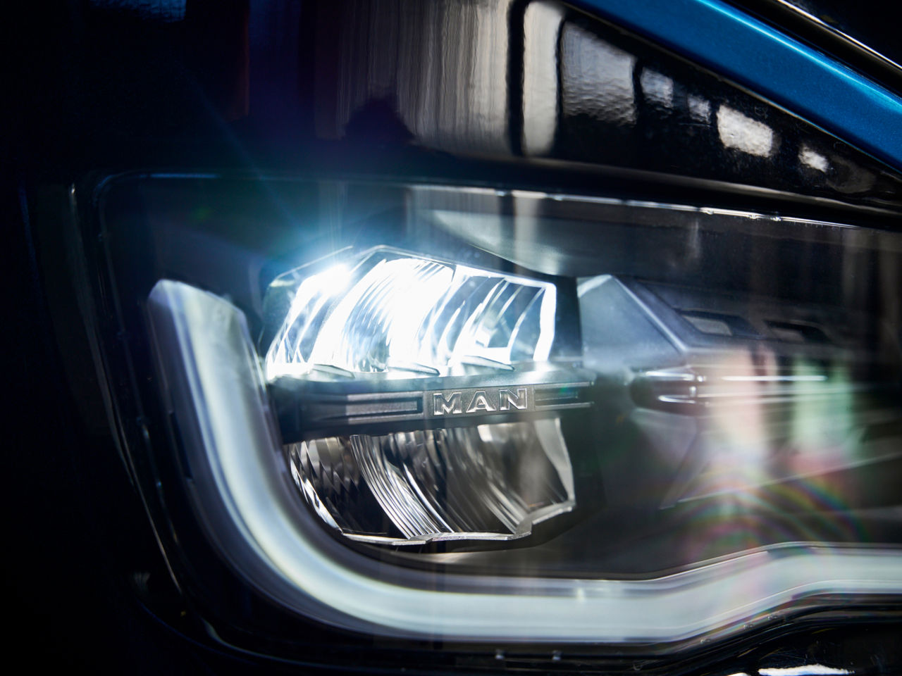 Nahaufnahme der modernen LED-Scheinwerfer des Coach E